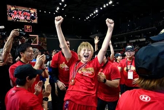 　トヨタ自動車を破って初優勝を決め、笑顔で喜ぶデンソー・高田＝京王アリーナＴＯＫＹＯ