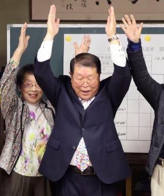 　万歳する伊東健吾氏＝１２日夜、佐賀県吉野ケ里町