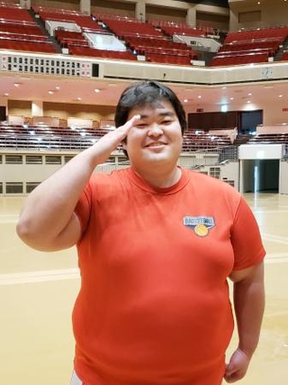 　新弟子運動能力検査を受検、敬礼でポーズをとる海上自衛隊出身の宇座＝１３日、両国国技館