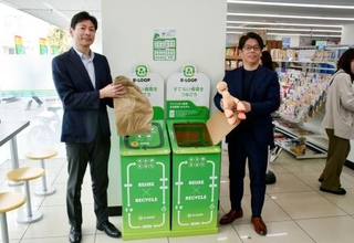 　ファミリーマートの店舗に設置された中古の衣料品や雑貨の回収ボックス＝１３日午前、東京都世田谷区