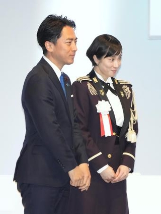 　第９３回自民党大会を終え、国歌斉唱を務めた陸上自衛隊中央音楽隊の鶫真衣３等陸曹（右）と並ぶ小泉防衛相＝１２日、東京都内