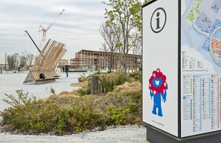 　解体・撤去作業が進む大阪・関西万博の会場跡地＝１３日午後、大阪市此花区の夢洲