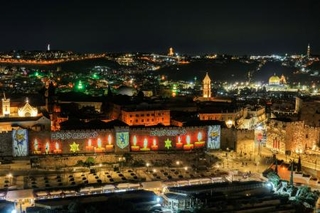 　ホロコースト記念日に入り、旧市街にドローンで示された「決して忘れない」とのヘブライ語メッセージ＝１３日、エルサレム（ロイター＝共同）