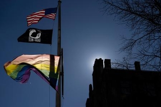 　２０２５年２月、米ニューヨークの「ストーンウォール国定史跡」にある虹色の旗（ロイター＝共同）