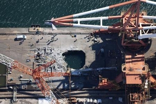 　作業員の転落事故があった、ＪＦＥスチール東日本製鉄所敷地内のクレーン解体現場＝８日、川崎市川崎区