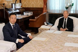 　森衆院議長（右）と面会する自民党の鈴木前法相＝１４日午前、国会