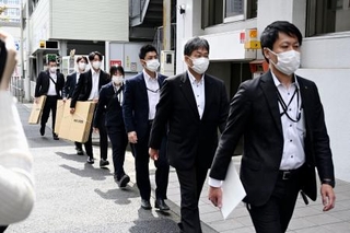 　東亜建設工業横浜支店の家宅捜索に向かう神奈川県警の捜査員＝１４日、午前１０時２分、横浜市中区