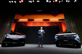 　説明会で長期経営ビジョンを発表する日産自動車のイバン・エスピノーサ社長＝１４日午前、横浜市