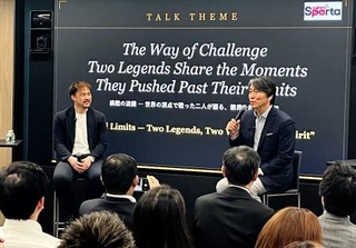 　トークイベントで対談する松井秀喜さん（右）と岡崎慎司さん＝１３日、ニューヨーク（共同）