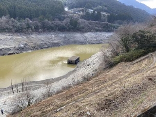 　水位が低下し、旧大川村役場が水面から姿を現した高知県の早明浦ダム＝２月１４日（水資源機構提供）