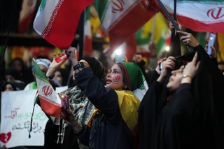 　イランの首都テヘランで米国とイスラエルに抗議する人々＝１２日（ゲッティ＝共同）