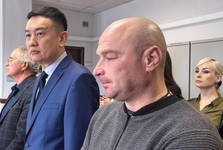 　ロシア極東ウランウデの裁判所で強制労働３年の判決を受けた男性（手前）＝１４日（タス＝共同）