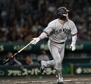 　８回巨人２死、大城が右中間に同点本塁打を放つ＝甲子園