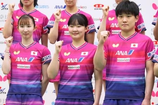 　ポーズをとる卓球の世界選手権団体戦日本代表の（左から）早田ひな、張本美和、張本智和＝１４日、東京都内