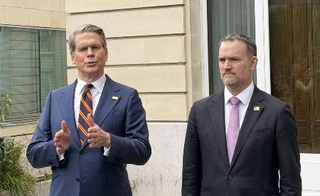 　米中閣僚級協議後に記者会見するベセント米財務長官（左）ら＝３月、パリ（共同）