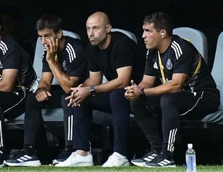 　試合を見守るマイアミのマスケラーノ監督（中央）＝２０２５年、アトランタ（共同）