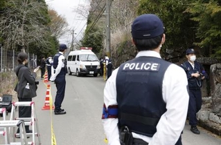 　安達結希さんの自宅付近に集まった警察官＝１５日午前９時４１分、京都府南丹市