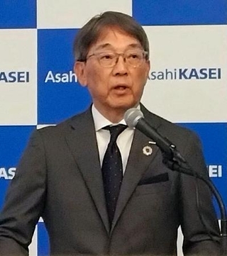 　中期経営計画説明会で話す旭化成の工藤幸四郎社長＝１５日午前、東京都千代田区