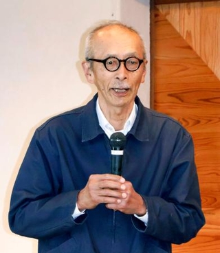 　写真集の出版を記念した催しで話す芥川仁さん＝３月、熊本県水俣市