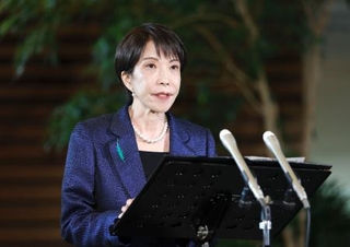 　オンライン会合後に記者団の取材に応じる高市首相＝１５日午後、首相官邸