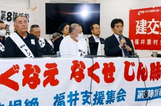 　和解後、記者会見する原告側弁護団の吉川健司事務局長（右端）＝１５日午後、福井市