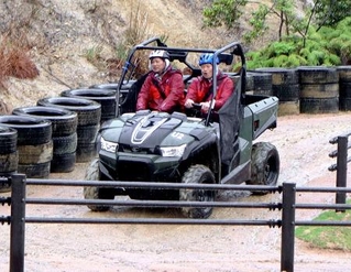 　「ネスタリゾート神戸」が報道関係者らに公開した、バギーに乗って楽しむ新アトラクション＝１５日午後、兵庫県三木市