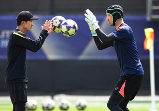 　準々決勝のアルサド戦に向け最終調整する神戸・ＧＫ前川（右）＝ジッダ（（Ｃ）Ｊ．ＬＥＡＧＵＥ・共同）