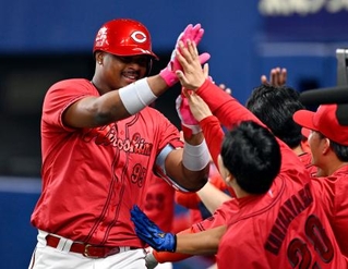 　８回、２ランを放ち、栗林（右）らに迎えられる広島・モンテロ＝バンテリンドーム