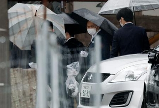 　安達結希さんの自宅周辺を調べる捜査員＝１５日午後５時３５分、京都府南丹市