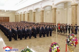 　故金日成主席の生誕記念日の１５日に同氏と故金正日総書記の遺体が安置されている錦ス山太陽宮殿を訪れた朝鮮労働党の幹部ら＝平壌（朝鮮通信＝共同）