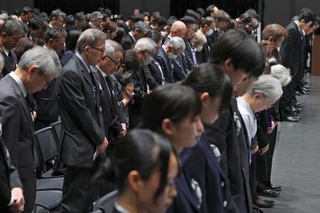 　熊本地震の追悼式で黙とうする遺族ら＝１６日午前、熊本市