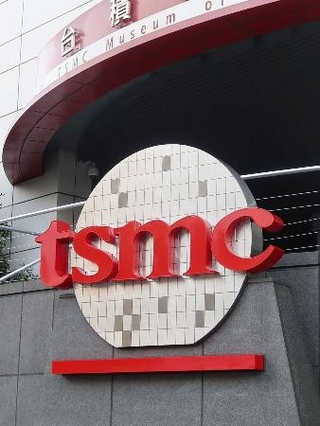 　台湾積体電路製造（ＴＳＭＣ）のロゴ＝２０２３年１１月、台湾・新竹市（共同）