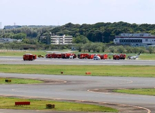 　プライベートジェットが着陸して逸脱し、消防車両が駆けつけた成田空港のＡ滑走路＝１６日午後１時４３分