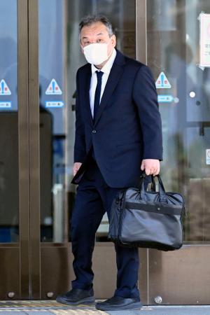 　釧路地裁に入る桂田精一被告＝１６日午前９時２９分