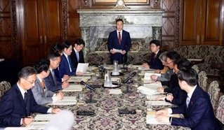 　国会内で開かれた、衆院の選挙制度の在り方を検討する与野党協議会＝１６日午後