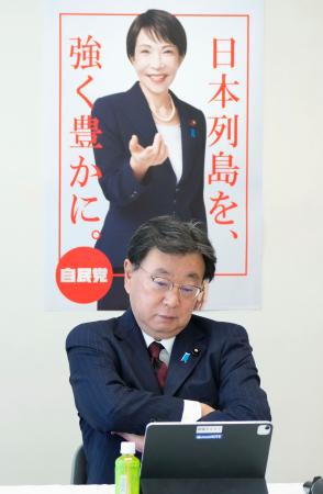 　「日本国国章損壊罪」を創設する法案の作成に向けた、自民党のプロジェクトチームの会合に臨む松野組織運動本部長＝１６日午後、東京・永田町の党本部