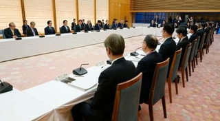　首相官邸で開かれた日本成長戦略会議の戦略分野分科会の会合＝１６日午後