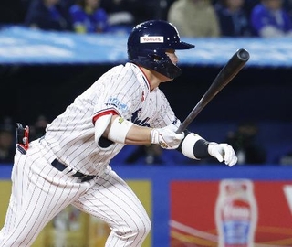 　２回ヤクルト２死一、二塁、丸山和が左前に先制打を放つ＝神宮