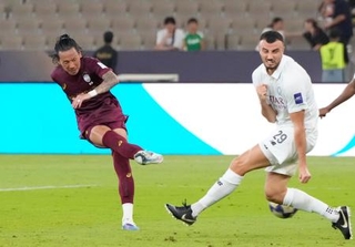 　神戸-アルサド　後半、チーム２点目のゴールを決める神戸・井手口（左）＝ジッダ（共同）