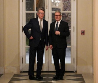 　米ワシントンでスターマー英首相（右）と話すマンデルソン氏＝２０２５年２月（ロイター＝共同）