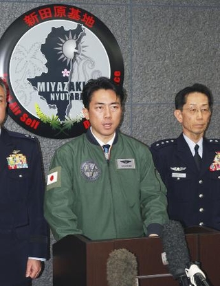 　宮崎県の航空自衛隊新田原基地で取材に応じる小泉防衛相＝１月