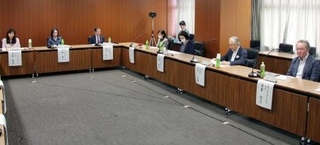 　整備新幹線の施設の貸付料を巡り開かれた有識者委員会＝１７日午後、国交省