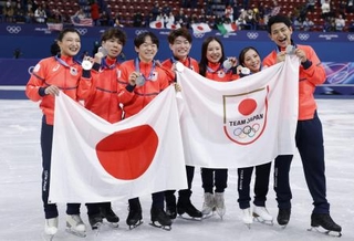 　ミラノ・コルティナ冬季五輪のフィギュアスケート団体で銀メダルを獲得した日本チーム。左から女子の坂本花織、男子の佐藤駿、鍵山優真、アイスダンスの森田真沙也、吉田唄菜、ペアの三浦璃来、木原龍一＝ミラノ（共同）