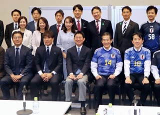 　「サッカー外交推進議員連盟」などの合同総会で、写真に納まる日本代表の森保一監督（前列中央）ら＝１７日、東京都千代田区