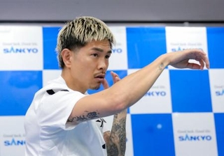 　調整する井岡一翔＝１７日、東京都目黒区