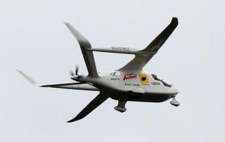 　北九州空港を離陸した電動航空機＝１７日午後（北九州市提供）