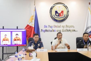 　１７日、マニラでの記者会見で、日本人２人の逮捕を発表するフィリピン警察の担当者ら（共同）