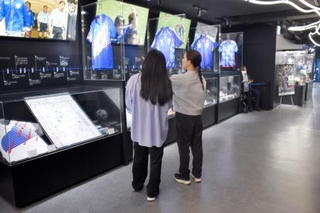 　日本サッカー協会の文化創造拠点「ｂｌｕｅ-ｉｎｇ！」の展示エリア＝１４日、東京都文京区