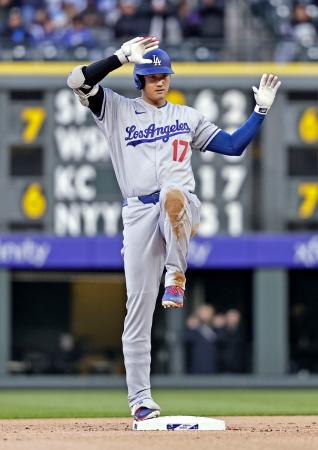 　ロッキーズ戦の１回、二塁打を放ちポーズをとるドジャース・大谷＝デンバー（共同）