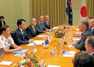 　会談する小泉防衛相（左から２人目）とオーストラリアのマールズ副首相兼国防相（右手前から３人目）＝１８日、オーストラリア・メルボルン（共同）